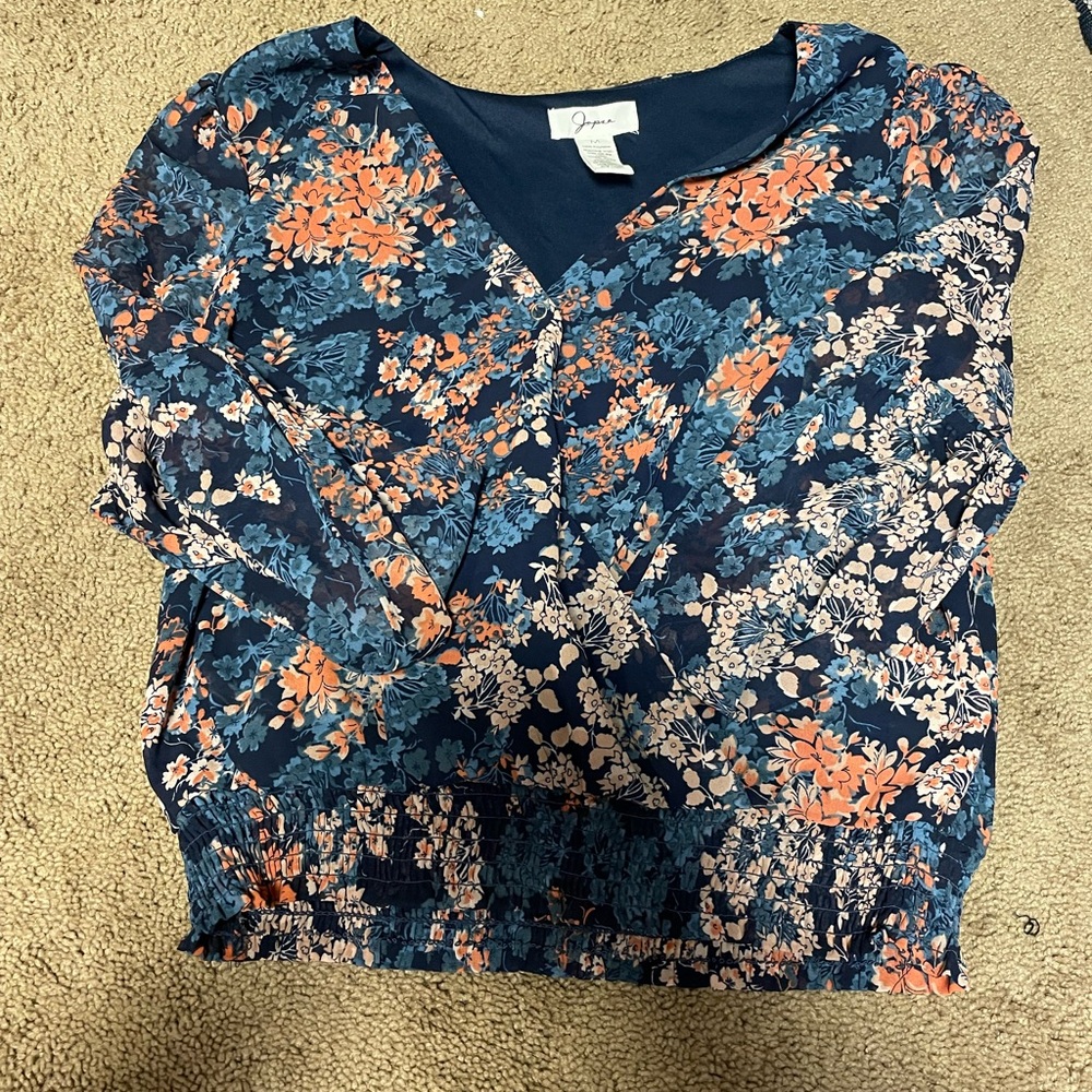 Long sleeve blouse worn elastic band